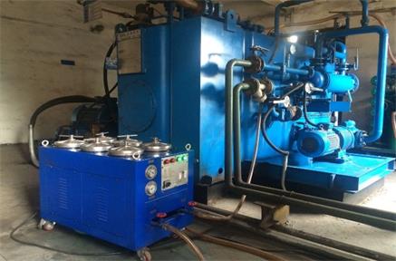 Hydrauliöljyn vaihto ja öljynsuodattimen huolto